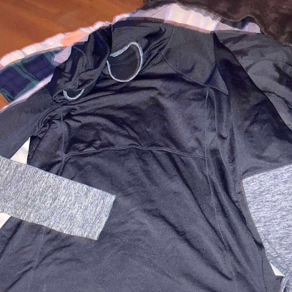 Medium Sized, Avia, Pull-Over Hoodie.